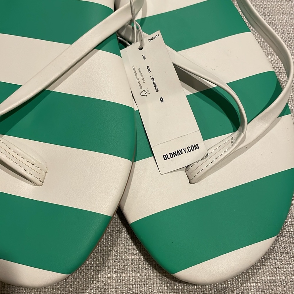NWT ✨ Old Navy Women’s Green and White Striped Flip Flops Size 9 - Picture 2 of 3